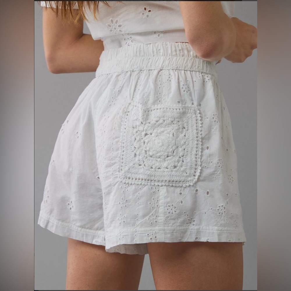 American Eagle Outfitters White Eyelet Cotton Shorts size Small 100% cotton